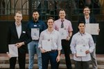 Pascal Giesecke, Dogus Töre, Jonas Launhardt, Florian Mandl, Andrei Cosmin-Gurau, Martin Killmann (v. l. n. r.). Ausbildungsleiter Florian Mandl (4. v.l.) nahm den Preis stellvertretend für Patrick Eilenberger entgegen.